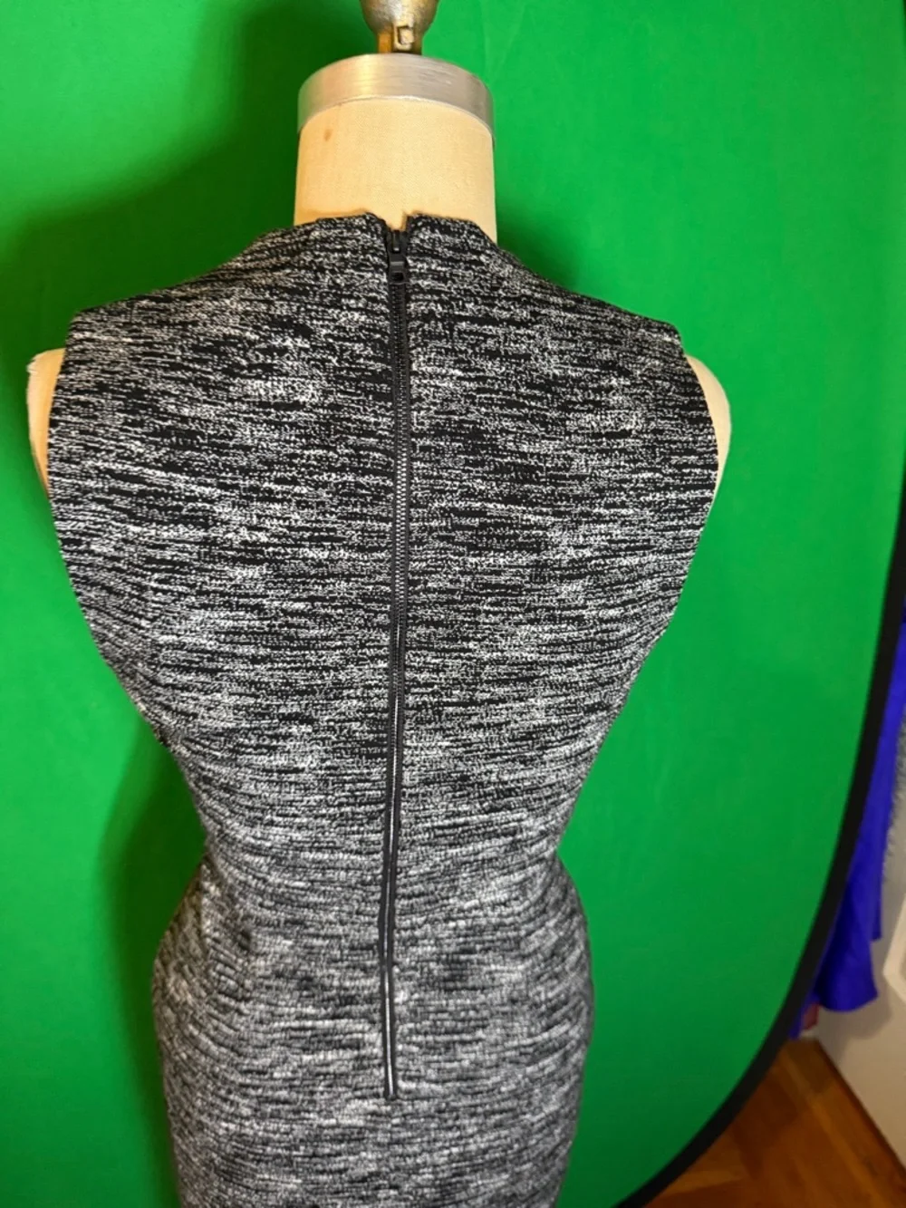Alice + Olivia Carissa Gray Faux Wrap Dress Size 0 Sleeveless Sheath - Picture 7 of 17